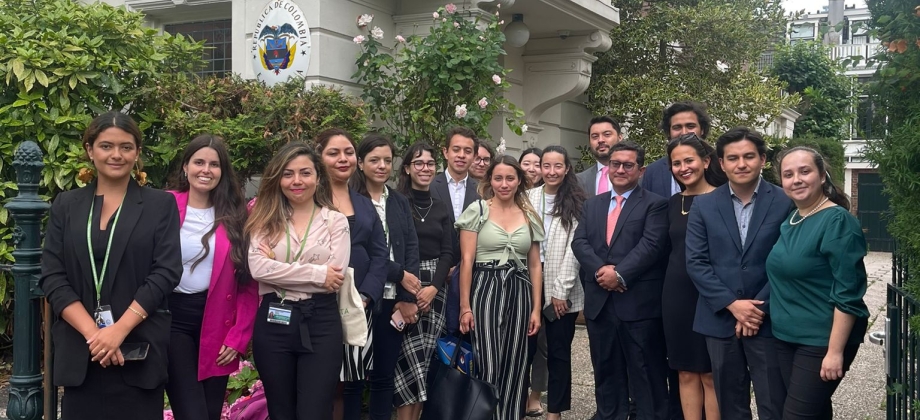 Profesor de Derecho Internacional y miembro por Colombia de la Corte Permanente de Arbitraje, Dr. Ricardo Abello Galvis, sostuvo un encuentro con funcionarios de la Embajada en los Países Bajos