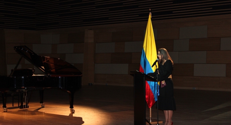 Embajadora, Carolina Olarte Bácares dando el discurso de apertura en la Haya, Países Bajos.