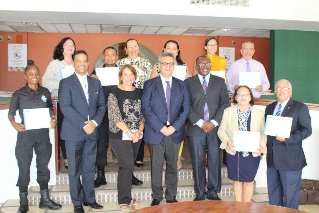 El Embajador de Colombia en Países Bajos hace entrega de los diplomas de participación a los servidores públicos de Aruba que participaron en la IX edición de la Iniciativa de difusión de la cultura colombiana a través de la enseñanza del español.