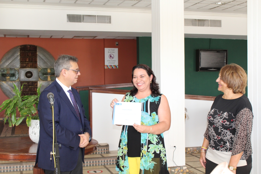 El Embajador de Colombia en Países Bajos hace entrega de los diplomas de participación a los servidores públicos de Aruba que participaron en la IX edición de la Iniciativa de difusión de la cultura colombiana a través de la enseñanza del español.
