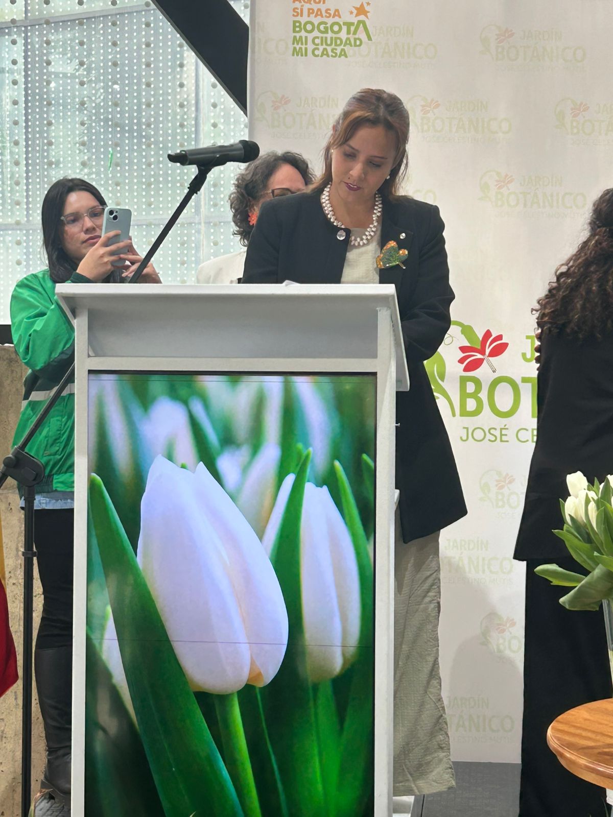 Colombia y Países Bajos celebran 200 años de relaciones diplomáticas con el bautizo de una nueva variedad de tulipán en el Jardín Botánico de Bogotá