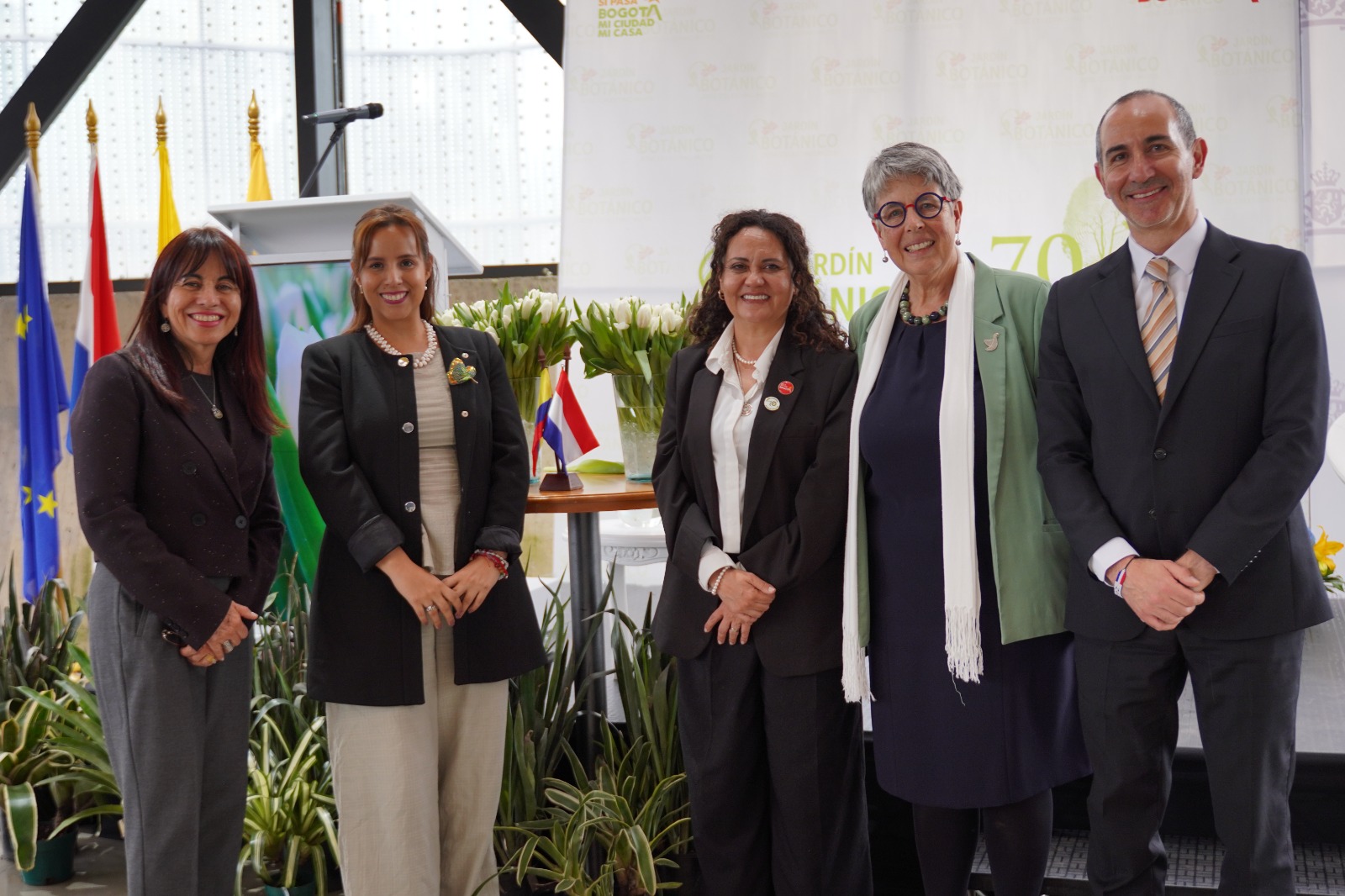 Colombia y Países Bajos celebran 200 años de relaciones diplomáticas con el bautizo de una nueva variedad de tulipán en el Jardín Botánico de Bogotá