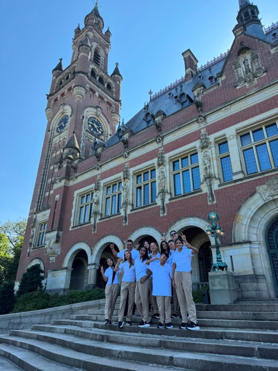 Los jóvenes visitaron el Palacio de la Paz, sede de la Corte Internacional de Justicia, recorrieron La Haya como Ciudad Internacional de la Paz y la Justicia y conocieron instituciones emblemáticas de los Países Bajos