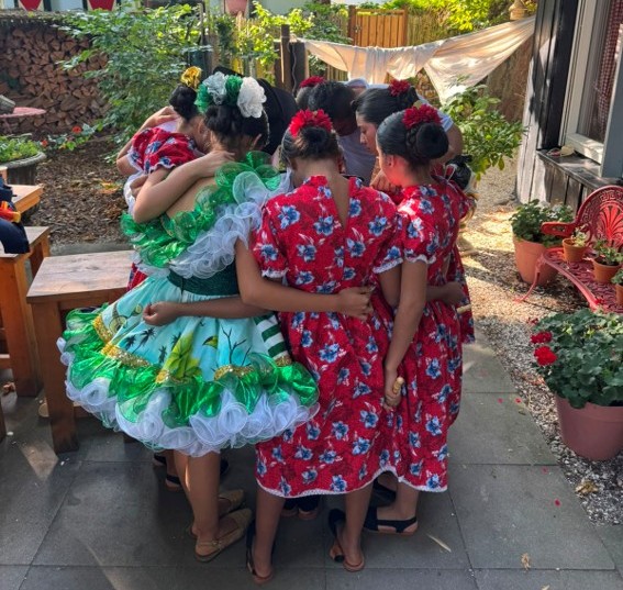 La delegación estuvo conformada por jóvenes artistas de Vista Hermosa, Meta, acompañados por su docente, comprometidos con el patrimonio cultural de los Llanos Orientales