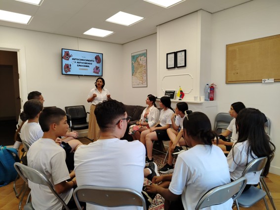 Los participantes asistieron a un intercambio académico con estudiantes del Edith Stein College donde promovieron el diálogo intercultural