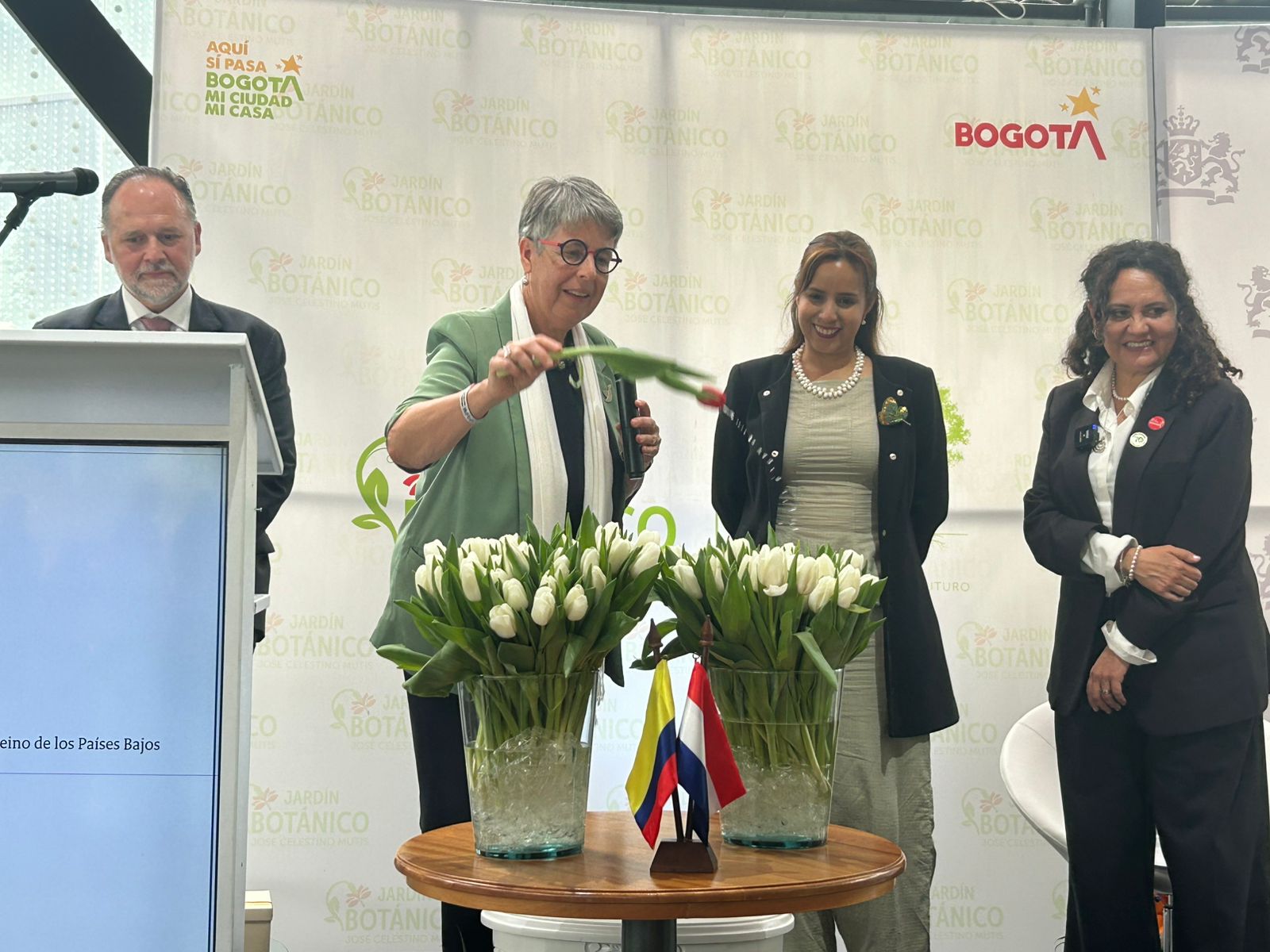 Colombia y Países Bajos celebran 200 años de relaciones diplomáticas con el bautizo de una nueva variedad de tulipán en el Jardín Botánico de Bogotá 
