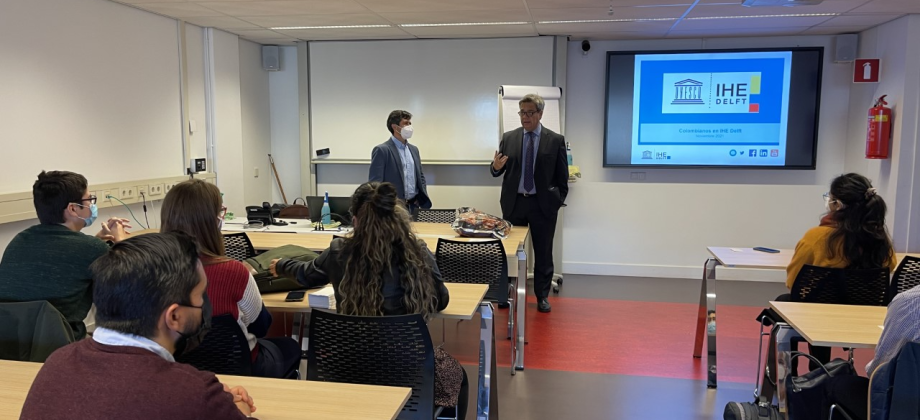 The Ambassador of Colombia to the Kingdom of the Netherlands welcomed more than 11 Colombian students