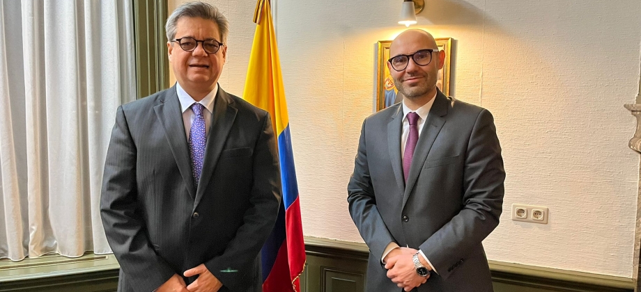 The Ambassador of Colombia to the Kingdom of the Netherlands, Fernando Grillo, held a meeting with the Ambassador of Poland, Marcin Czepelak, to strengthen relations between the two countries.