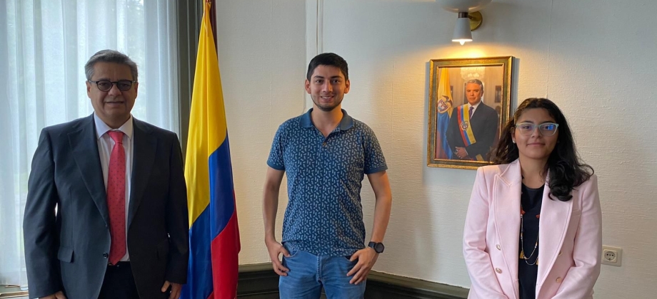 The Ambassador Fernando Grillo meet with PhD Student León Sosapanta Sala
