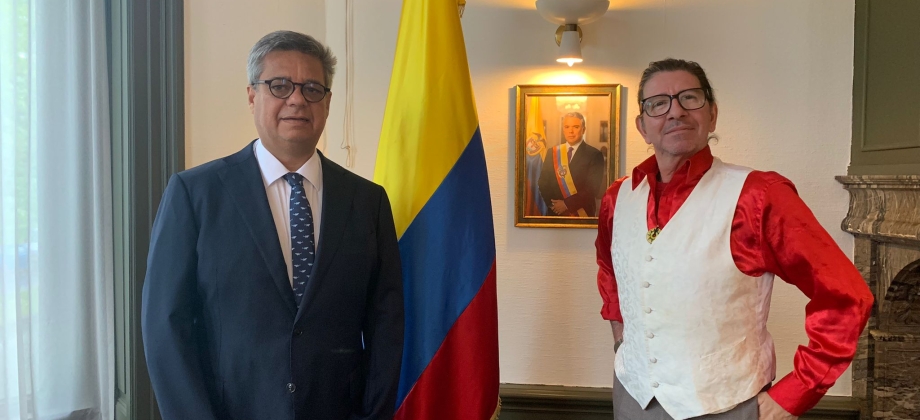 Embajador en Países Bajos recibió a Iván Marin, artista y bailarín colombiano encargado de la participación de Colombia en el Carnaval de Rotterdam 