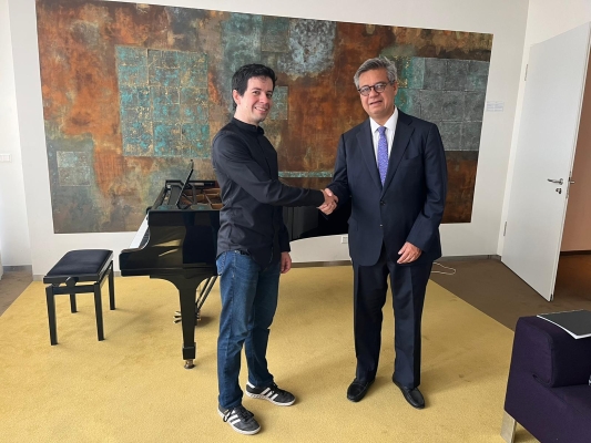Embajador de Colombia en Países Bajos, Fernando Grillo, con Carlos Ágreda (1991) joven músico y director de orquesta colombiano