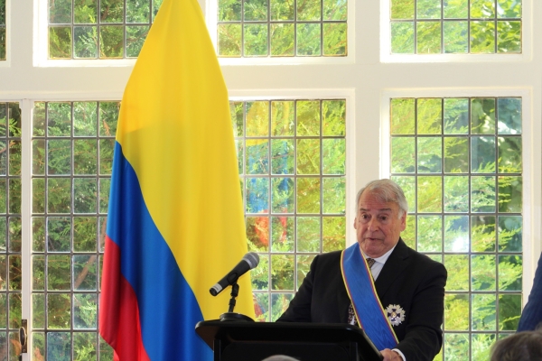 El Presidente Gustavo Petro le concedió la Orden de Boyacá a Eduardo Valencia Ospina, agente de Colombia ante la Corte Internacional de Justicia de La Haya