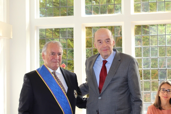 El Presidente Gustavo Petro le concedió la Orden de Boyacá a Eduardo Valencia Ospina, agente de Colombia ante la Corte Internacional de Justicia de La Haya