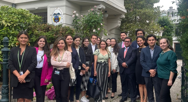 Profesor de Derecho Internacional y miembro por Colombia de la Corte Permanente de Arbitraje, Dr. Ricardo Abello Galvis, sostuvo un encuentro con funcionarios de la Embajada en los Países Bajos