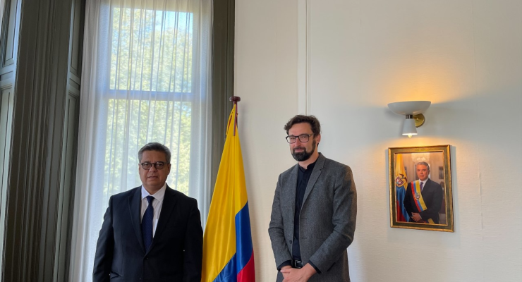 Embajador Fernando Grillo dialogó con el profesor Pawel Pokutycki, de la Royal Academy of Art