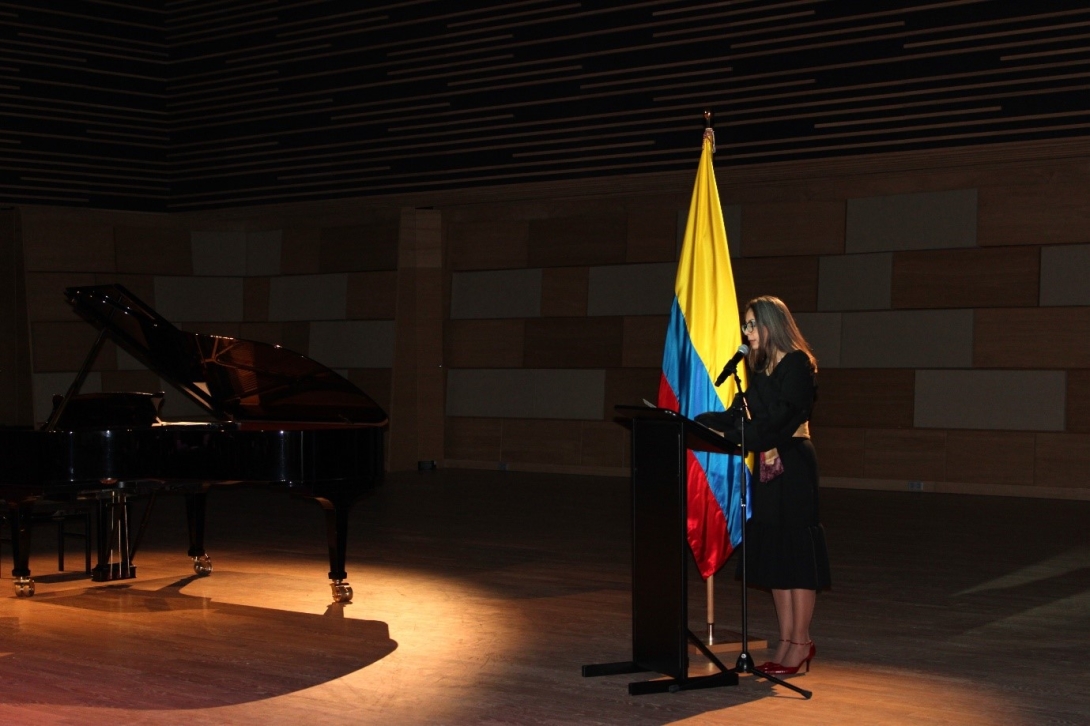 Embajadora, Carolina Olarte Bácares dando el discurso de apertura en la Haya, Países Bajos.
